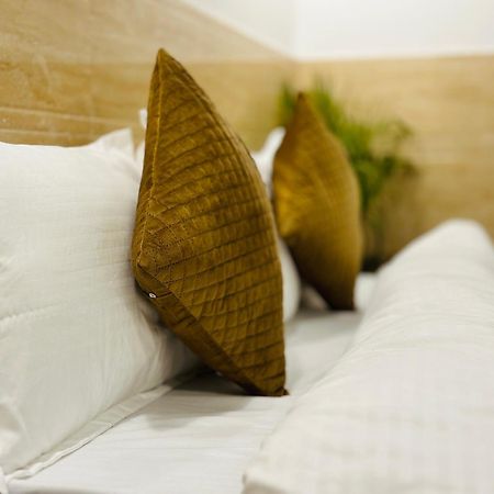 Hotel Relax In - Noida Sector 18 Buitenkant foto