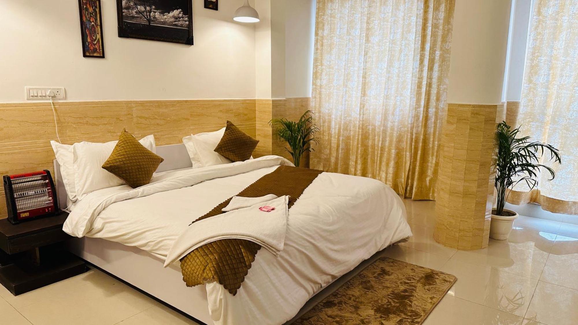 Hotel Relax In - Noida Sector 18 Buitenkant foto