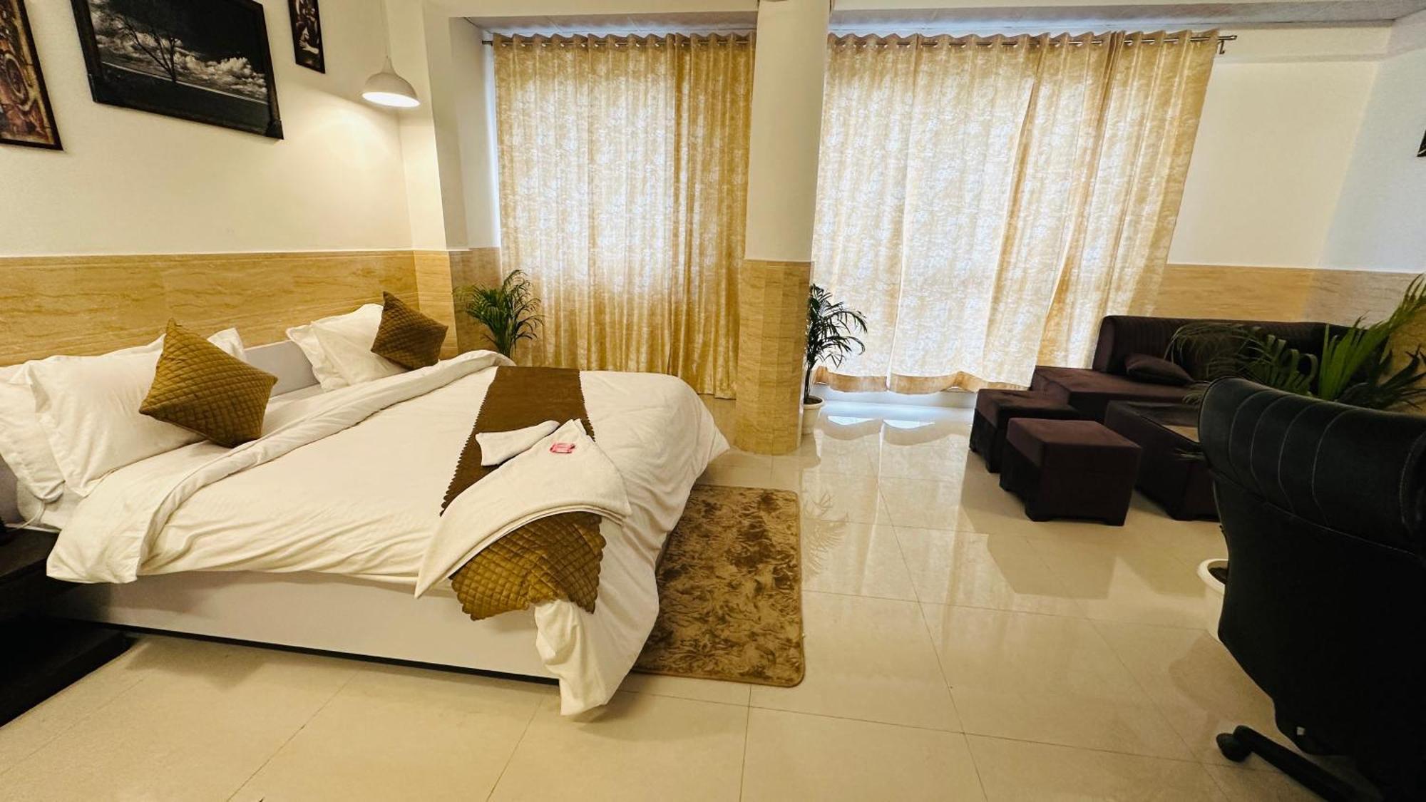 Hotel Relax In - Noida Sector 18 Buitenkant foto