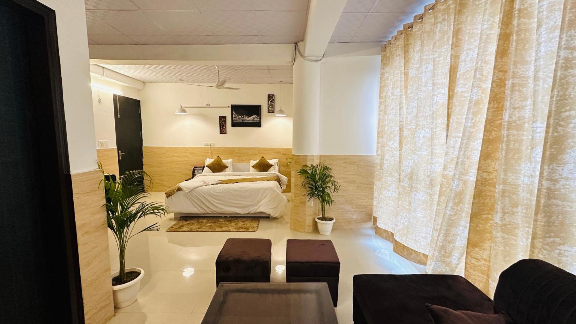 Hotel Relax In - Noida Sector 18 Buitenkant foto