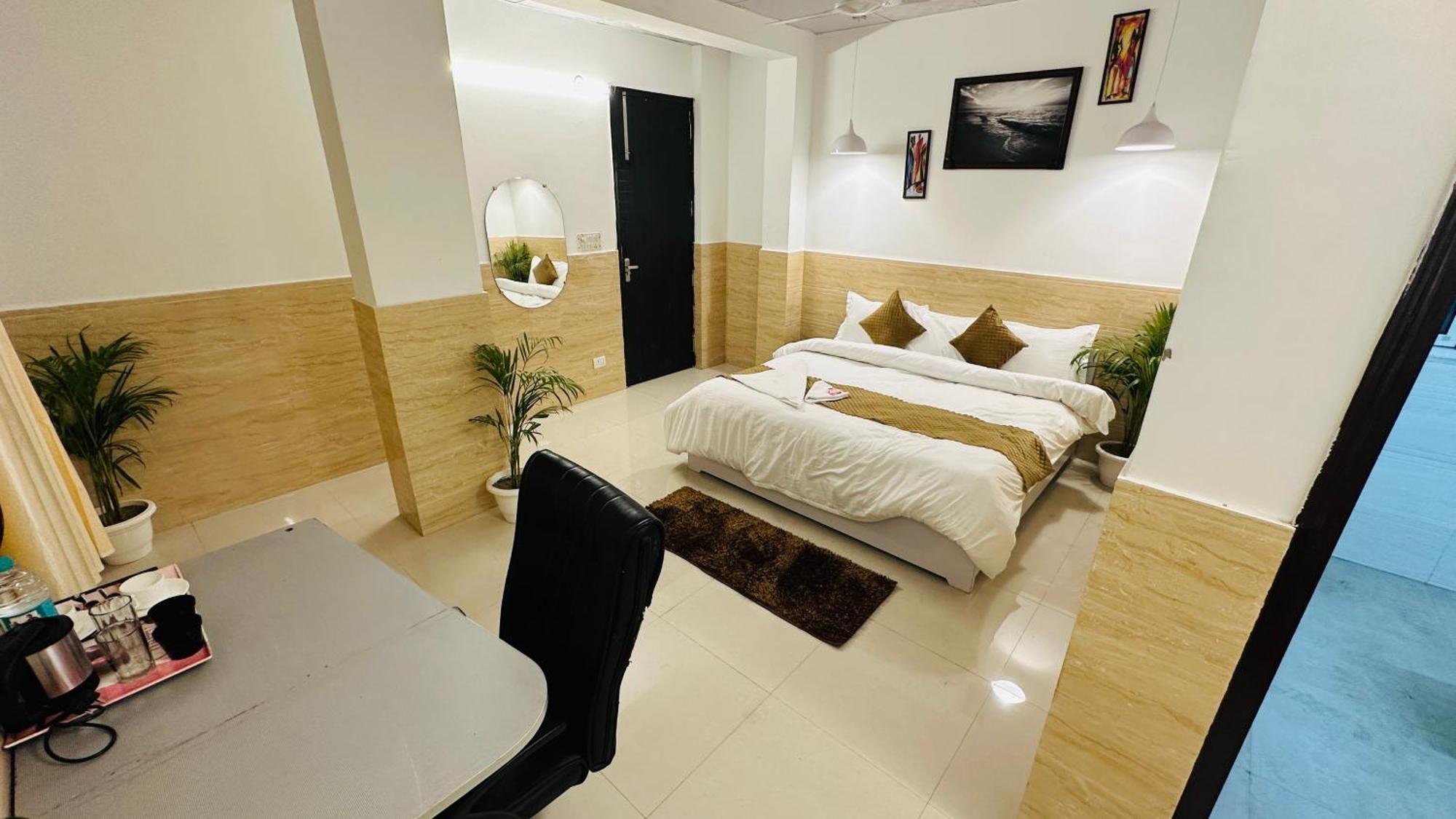 Hotel Relax In - Noida Sector 18 Buitenkant foto